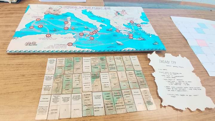 Muzo! Męża wyśpiewaj, co święty gród Troi zburzywszy, długo błądził…