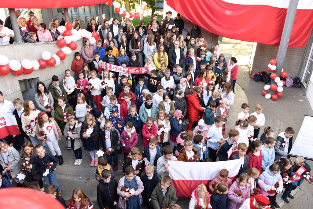 Międzypokoleniowe śpiewanie pieśni patriotycznych  12 listopada 2022 roku