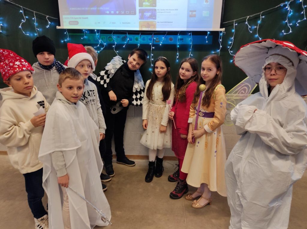 Przedstawienie świąteczne w klasie 4c – „Zabawki na choinkę”