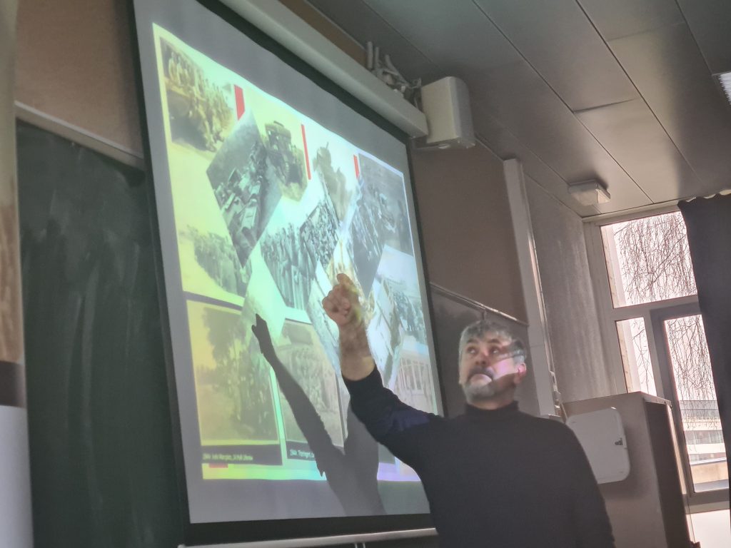 Lekcja historii, która zostaje w pamięci! 🪖 Spotkanie z panem Witoldem Gudysiem o Polskich Siłach Zbrojnych na Zachodzie – bohaterstwo, odwaga i pamięć o naszych żołnierzach.