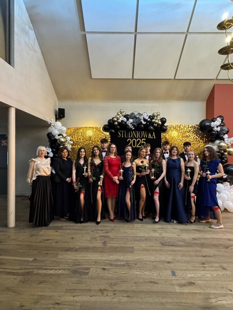 🌟 Studniówka marzeń! 💃🕺 🎉 Noc pełna wzruszeń, tańca i niezapomnianych wspomnień! 🎓🏆