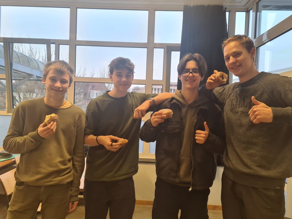 💛 Tradycja w pączkowym wydaniu – dziękujemy Zarządowi Rady Rodziców za tę smakowitą lekcję!