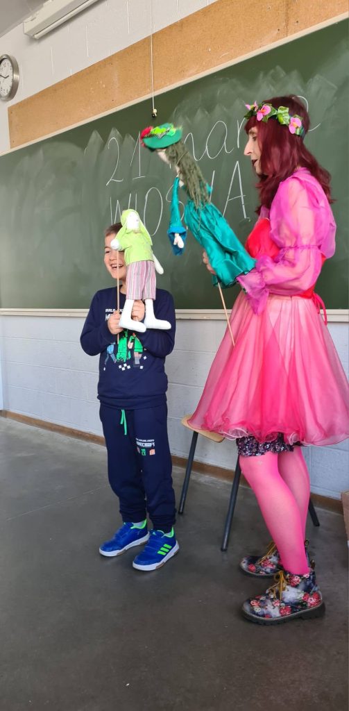 🌸 Wiosna pełna twórczości! Dzieci odkrywają magię lalkarstwa z Teatrem Złoty Jeż 🎭✨