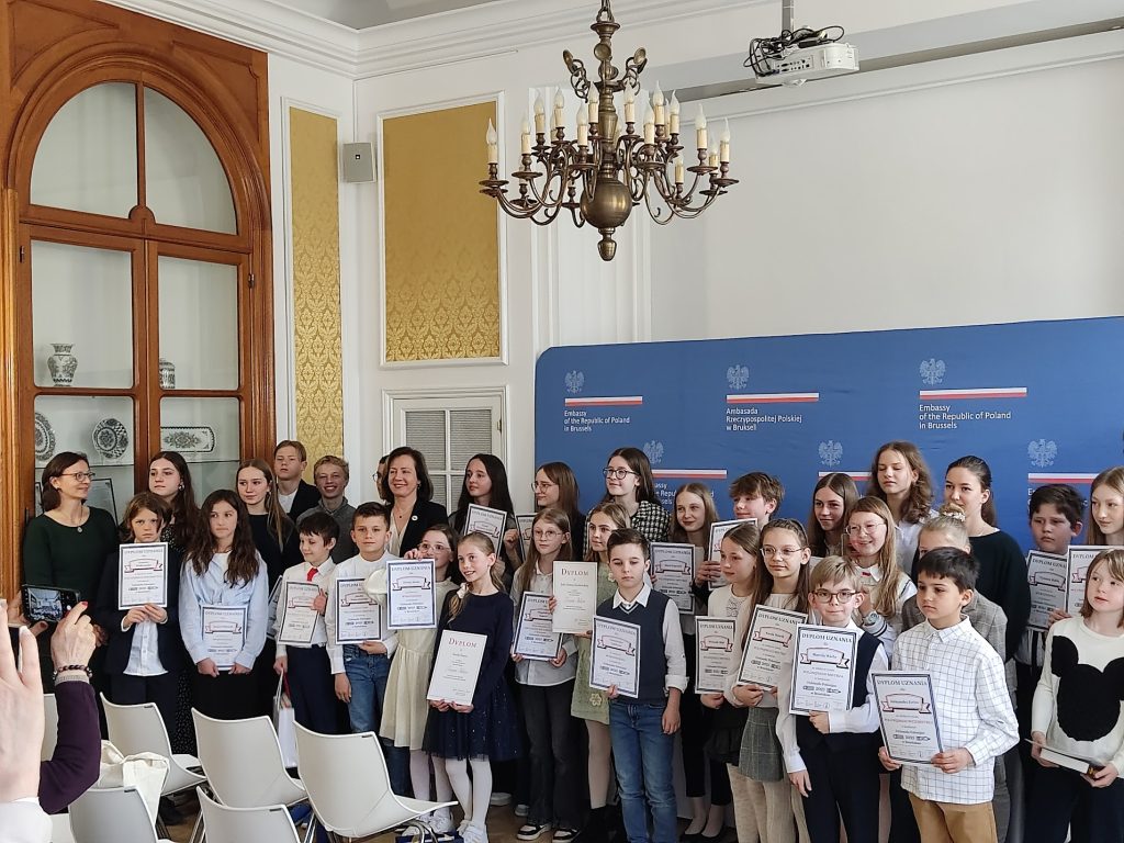 📚 Recytatorski sukces! Troje uczniów z naszej szkoły nagrodzonych w konkursie „Słowem – Polska”