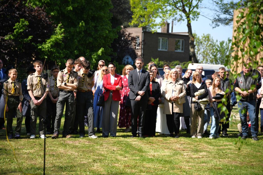 W hołdzie Ofiarom Katynia – nasza szkoła na obchodach 85. rocznicy zbrodni katyńskiej w Ressaix