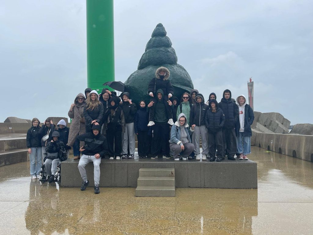 🌧️💨 Morska przygoda w Ostendzie! Licealiści kontra wiatr, deszcz i… szanty! ⚓🎶