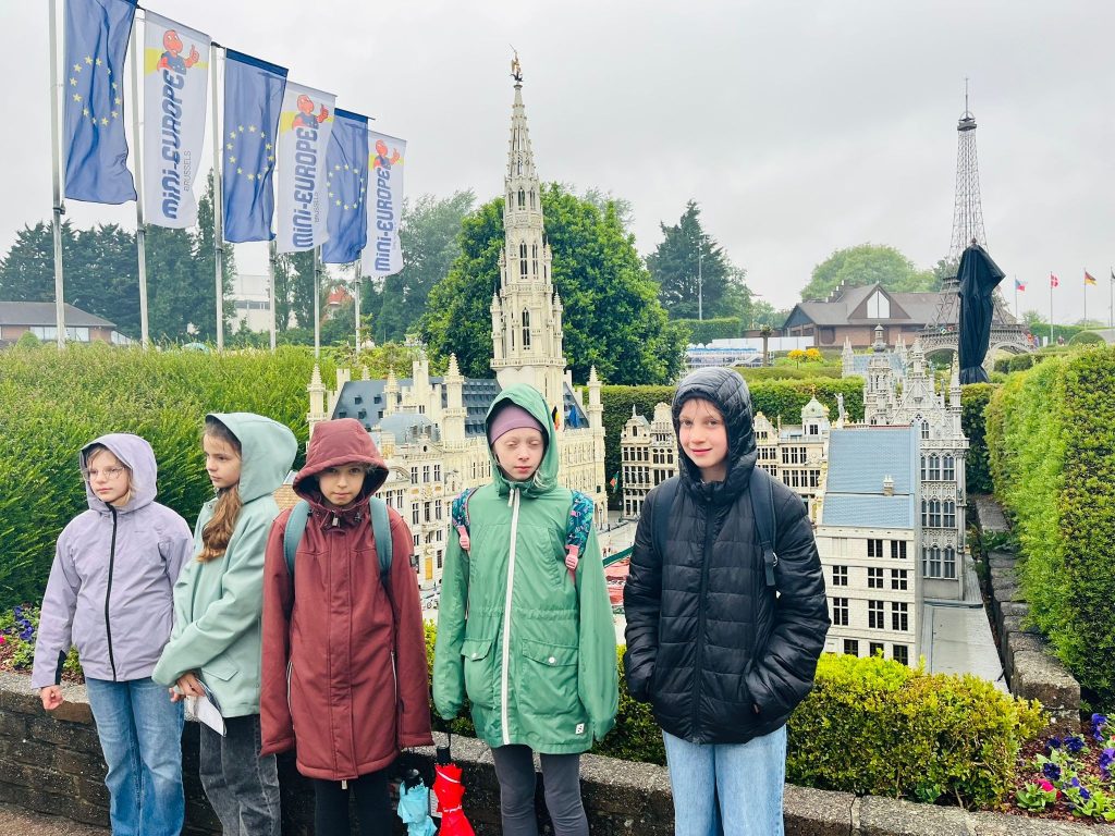🌍✈️ Europa w miniaturze, emocje w pełnej skali – klasa 4d odkrywa Mini-Europę!