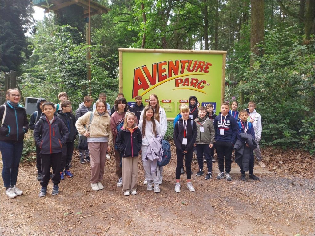 🎒 Nauka i zabawa na wysokościach! Klasy 4c i 6d w Parku Linowym 🧗‍♀️🌞