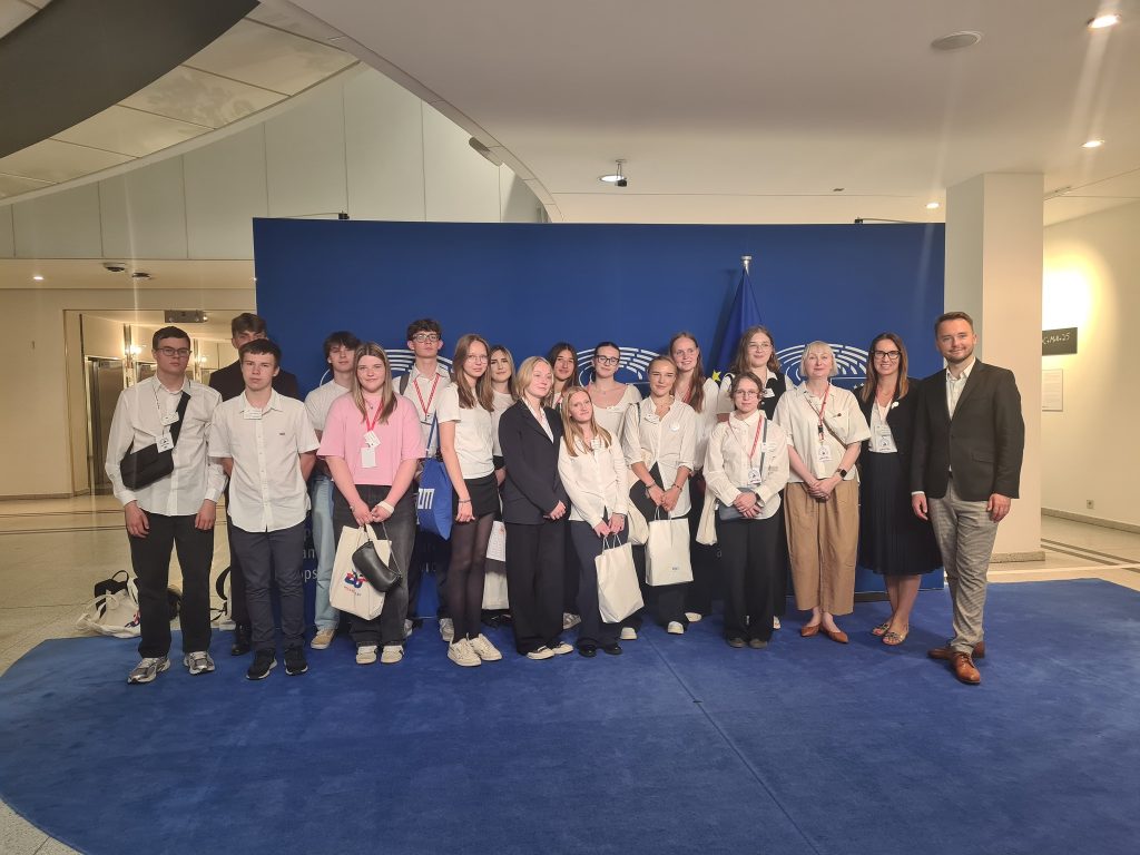 🎤 Nasza młodzież przemówiła w Parlamencie Europejskim – i wygrała! 🥇👏