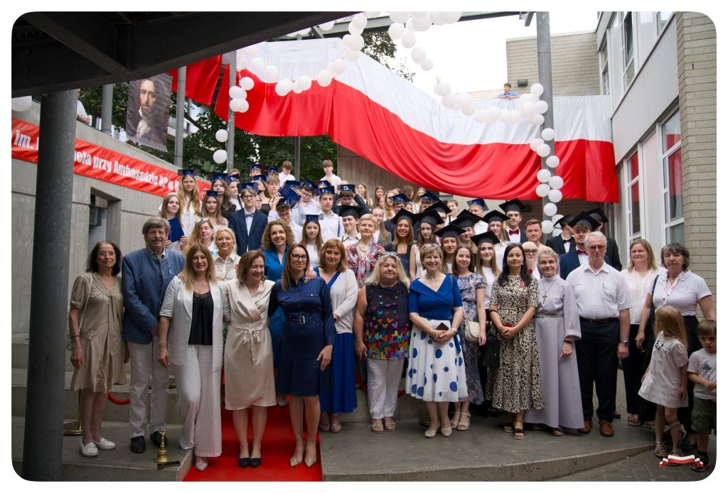 🎉🎓 Birety w górę, serca pełne – żegnamy rok szkolny 2024/2025! 💙✨