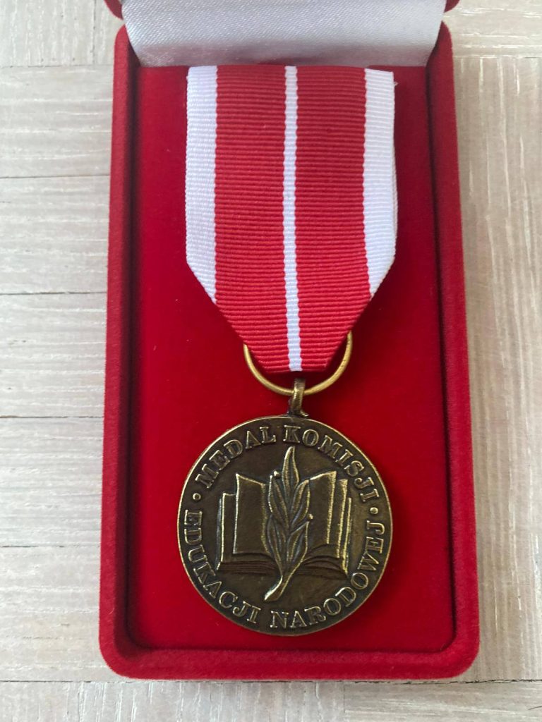 🏅 Zasłużone wyróżnienie! Medal KEN dla dwóch wyjątkowych nauczycielek naszej szkoły 👩‍🏫💐
