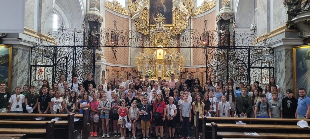 🏆👋 Laureaci w podróży! Gratulacje dla naszych reprezentantów w konkursie „Być Polakiem” 📷