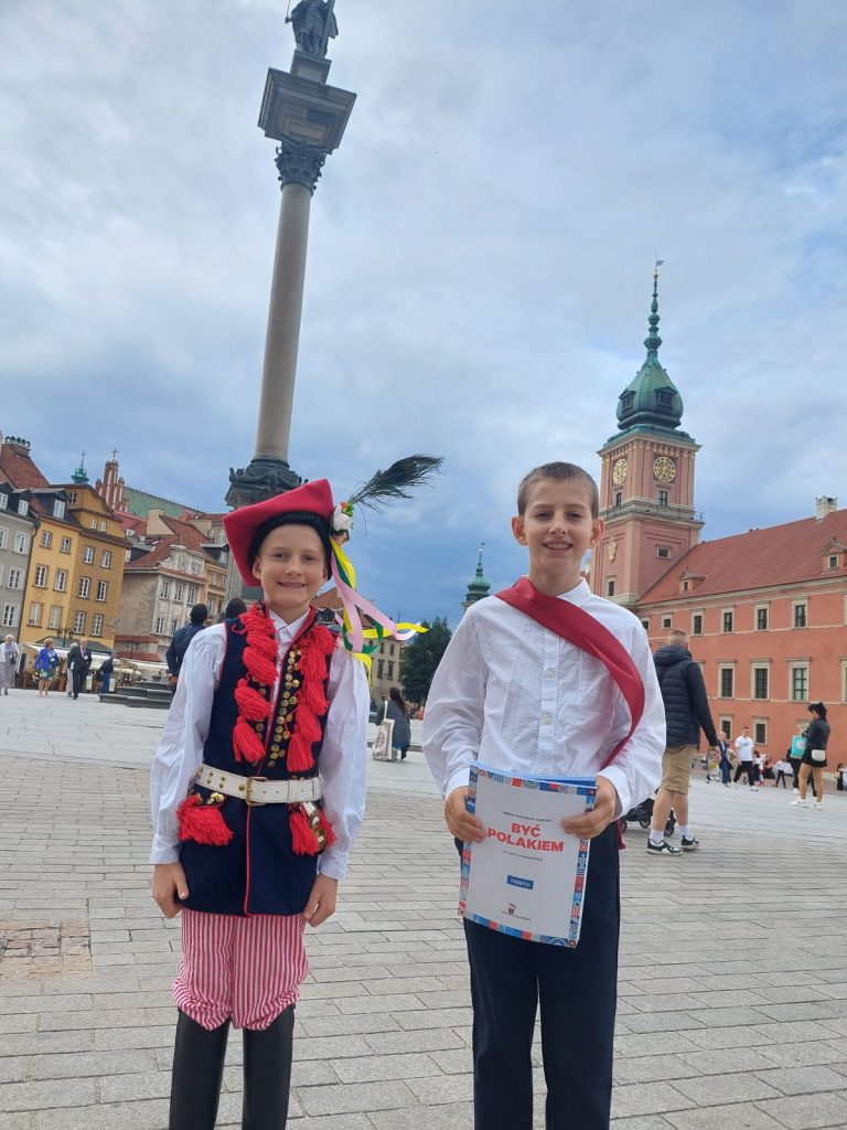 Nasza młodzież na Zamku Królewskim w Warszawie – laureaci konkursu Być Polakiem! 👑✨