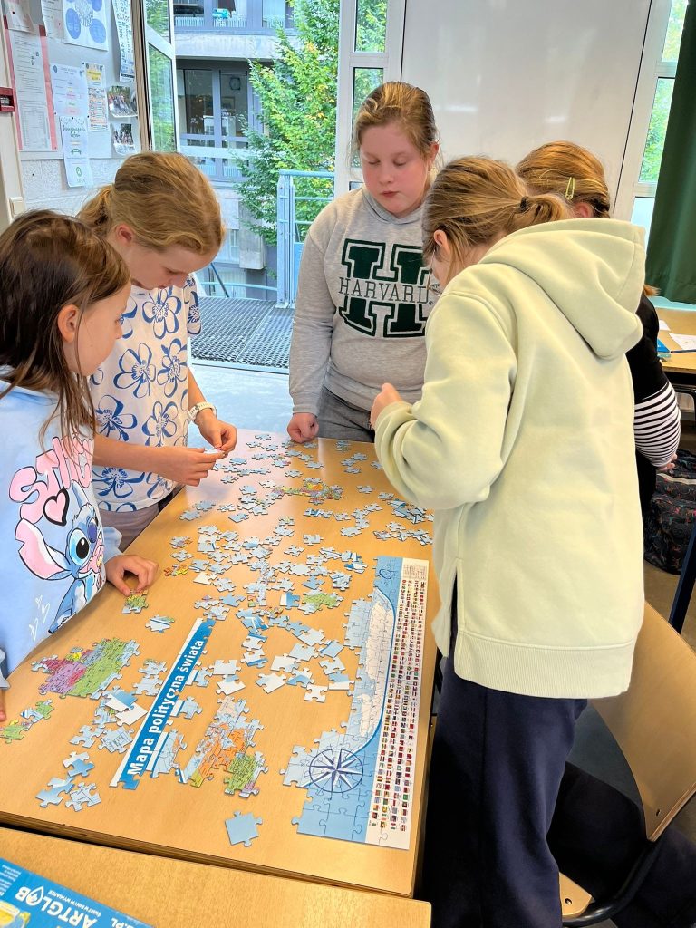 🎲 Dzień Gier Planszowych w klasie 5b! 🧩🤝