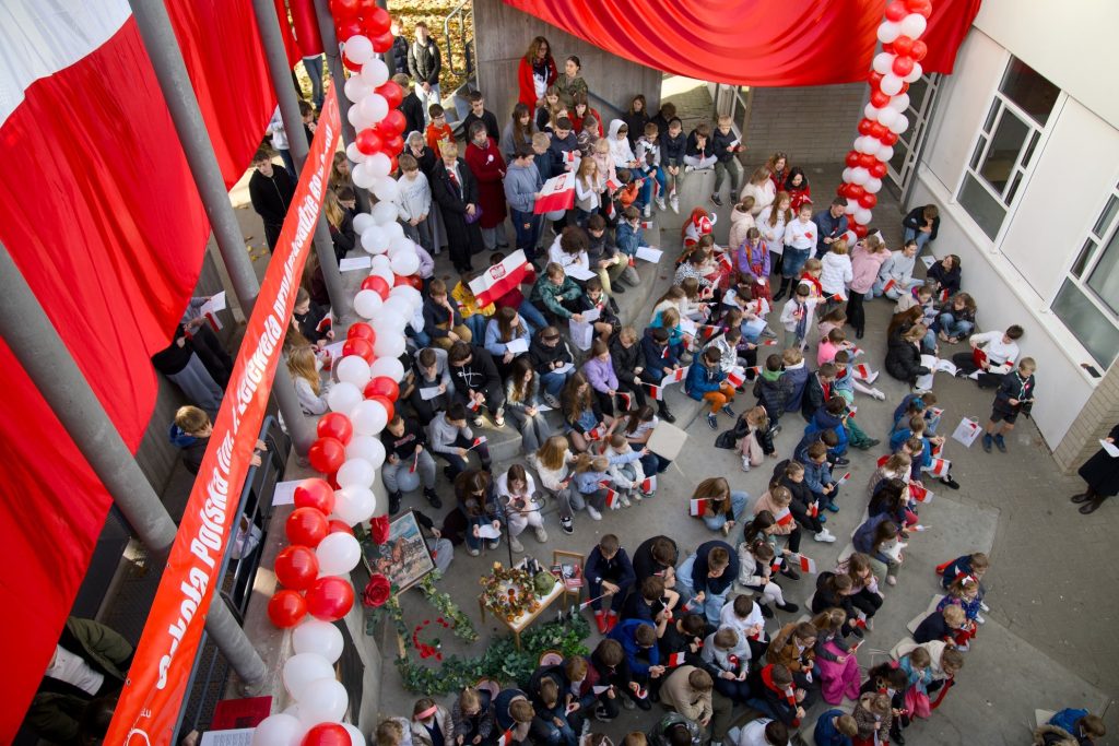 Międzypokoleniowe śpiewanie pieśni patriotycznych w naszej szkole 🎵