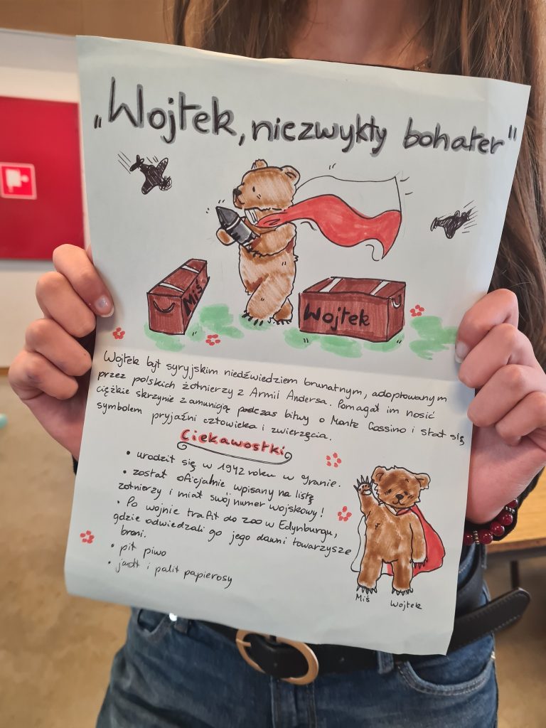 Śladami misia Wojtka – uczniowie piszą listy z okazji 80-lecia szkoły w Ulimiu 🎉📬