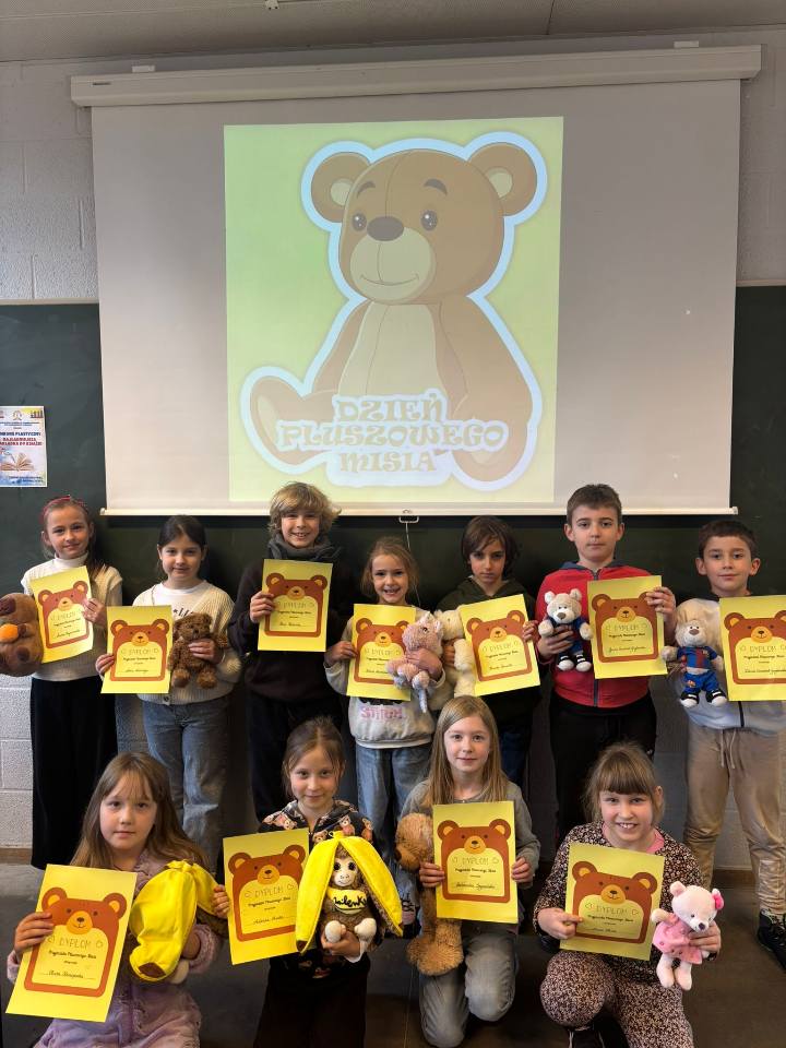 Dzień Pluszowego Misia w klasach 1d i 2d! 🐻✍️ Kreatywność, uśmiech i dyplomy dla wszystkich przyjaciół misiów.