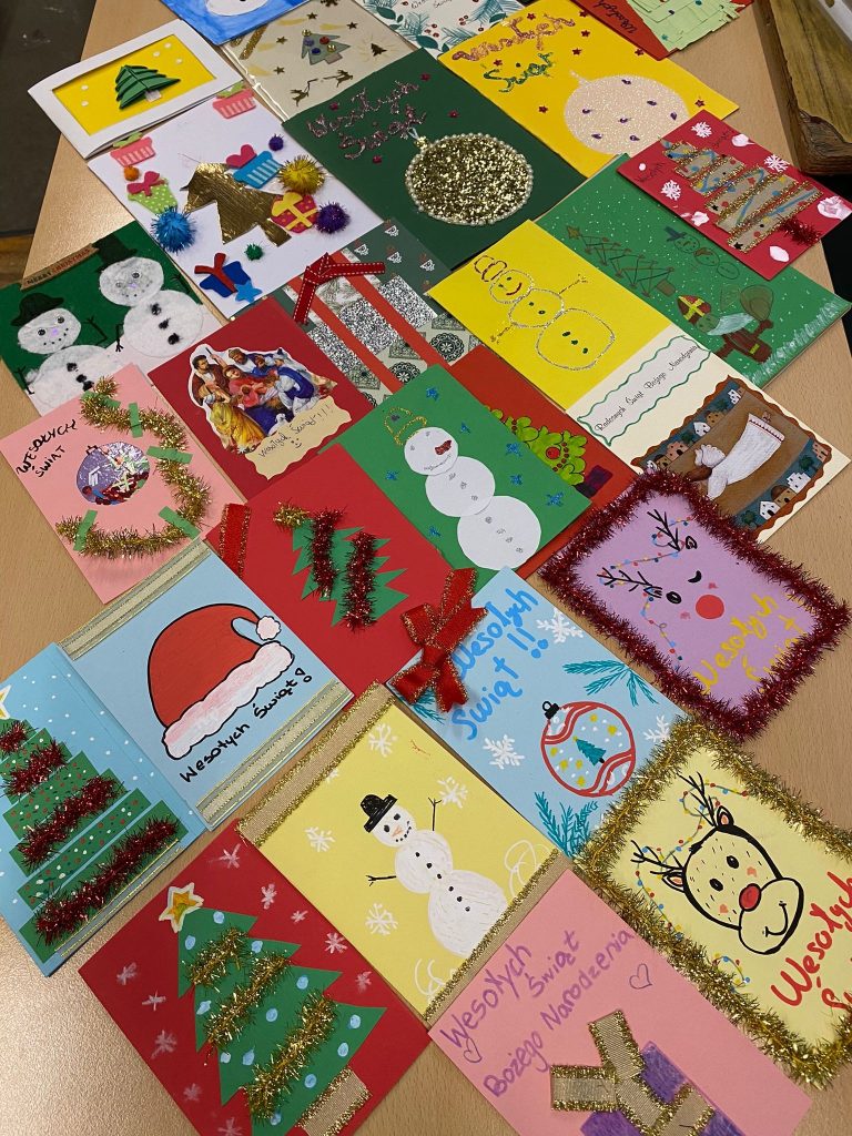 Kartka dla Seniora: nasi uczniowie rozsyłają dobro i uśmiech! ❤️✉️