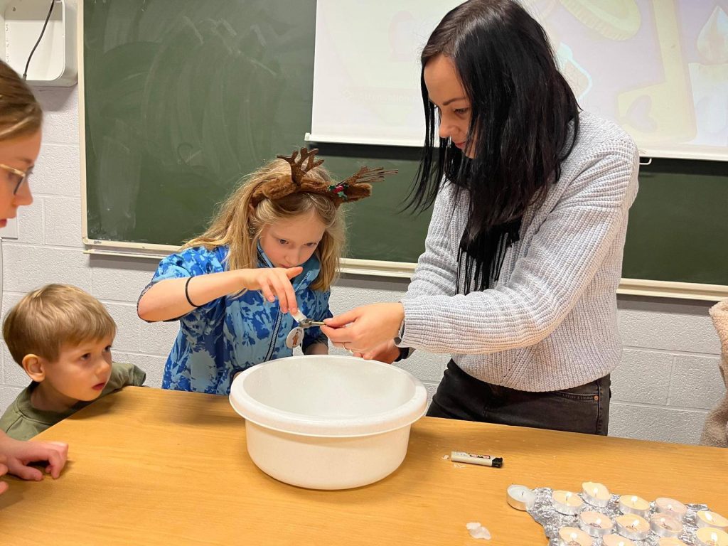 Andrzejki w klasie 2a: magia wróżb i dobra zabawa! 🔮👟🥿