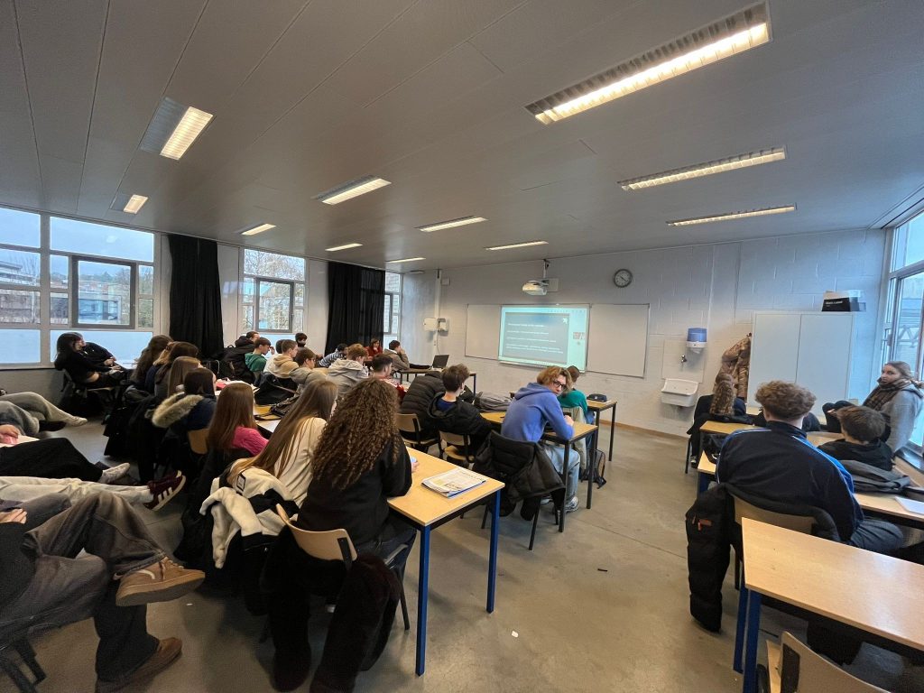 Cud nad Wisłą czy mistrzowska praca wywiadu? 🕵️ Uczniowie 1b i 2b odkrywają tajemnice historii.