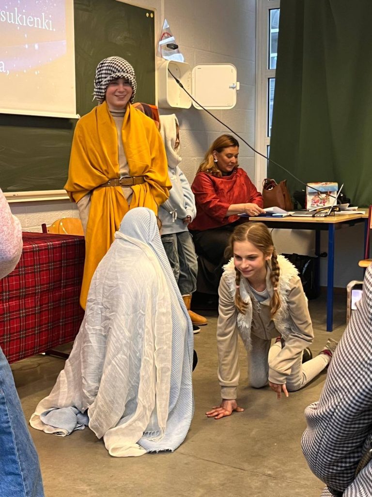 Mini-jasełka klasy 5a wprowadziły nas w świąteczny nastrój  🎄✨❤️