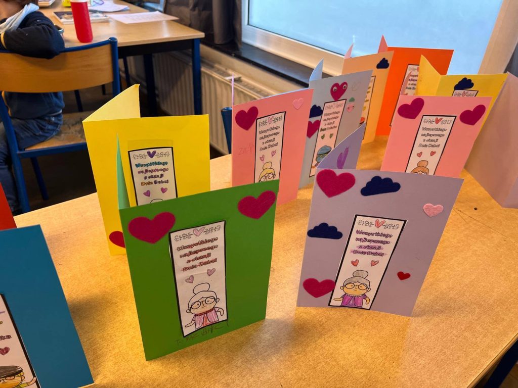 🎨 Prezenty prosto z serca – Dzień Babci i Dziadka w Oddziale Dziecięcym B