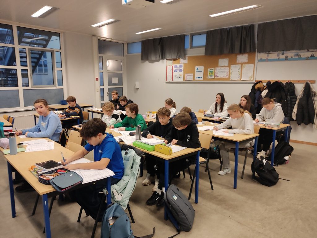 Szkolni mistrzowie dyktanda gotowi na kolejny etap! 🚀📖