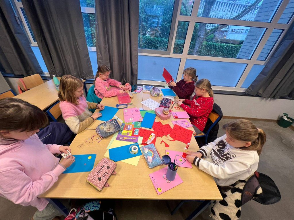 Pocztówki z serca – uczniowie klasy 3c świętują Walentynki 💖