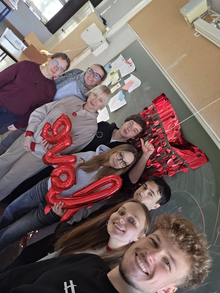 Listy, które łączą epoki – licealiści puszczają wodze fantazji 💌😉