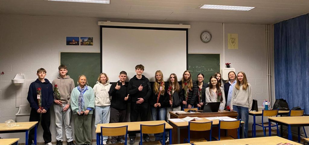 🌹 Miły gest chłopców z 1a – róże dla koleżanek z okazji Dnia Kobiet