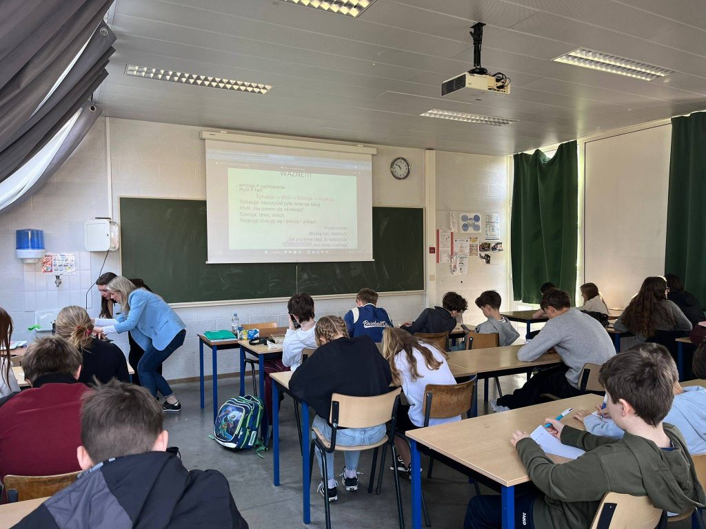 🌿 Jak radzić sobie ze stresem? Praktyczne warsztaty dla naszych uczniów 💭🌬️