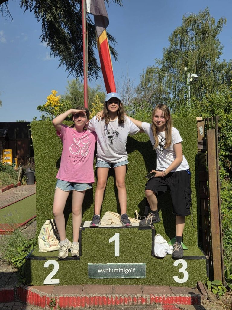 Cel? Dobra zabawa! Klasa 6a na polu do mini golfa ⛳